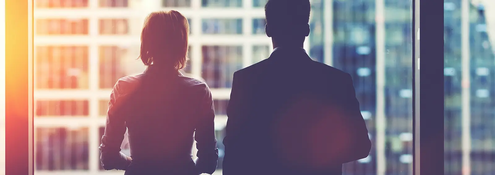  deux personnes regardant par la fenêtre d'un bureau